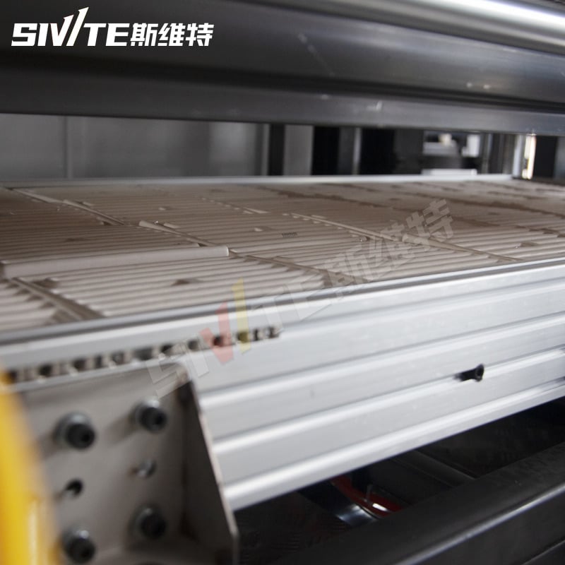 Heating section of a plastic thermoforming machine