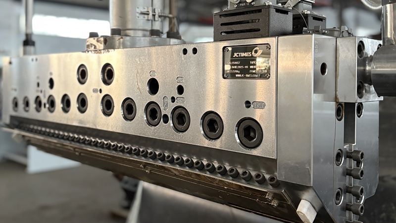 Plastic-sheet-extrusion-die