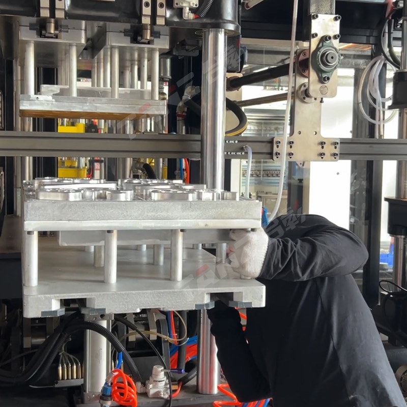 Plastic thermoforming machine forming station