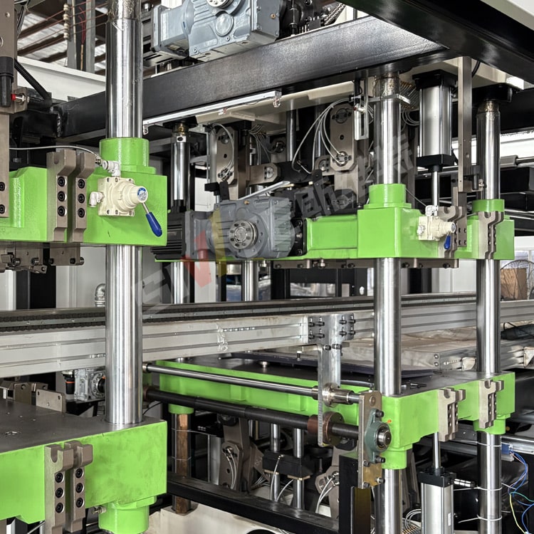 Cutting station of a plastic thermoforming machine