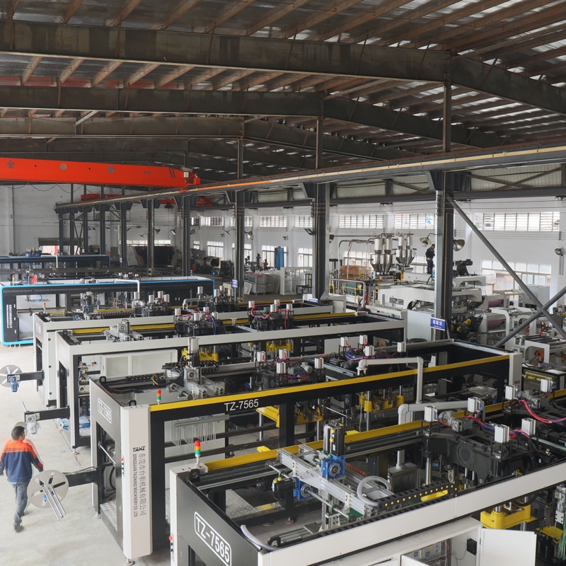 Plastic-Thermoforming-Machine-Production-Workshop